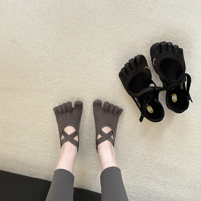 No Show Sock Women - 女性用クロスストラップ5本指ヨガソックス滑り止めシリコングリップ付き通気性ピラティスバレフィットネスソックス（ホームスタジオ用）